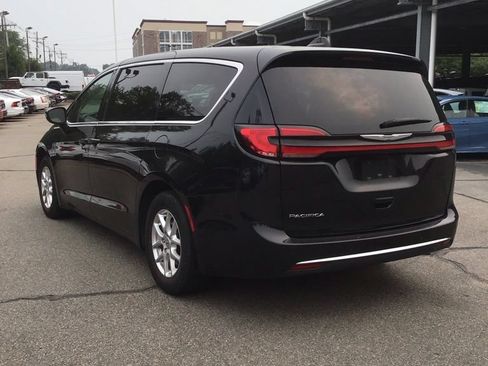 Used 2023 Chrysler Pacifica Touring-L FWD image 3