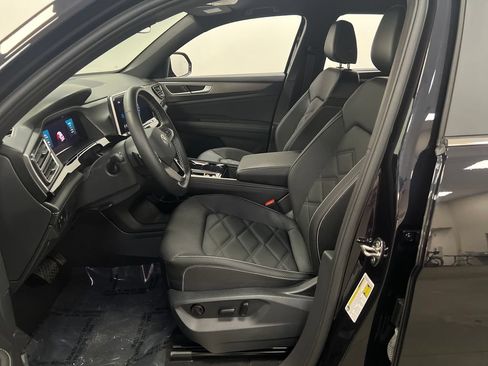 Used 2024 Volkswagen Atlas Cross Sport SE FWD image 12