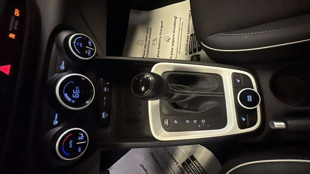 Used 2025 Hyundai Venue Limited FWD image 22