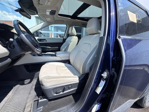 Used 2024 Nissan Pathfinder SL AWD/4WD image 12