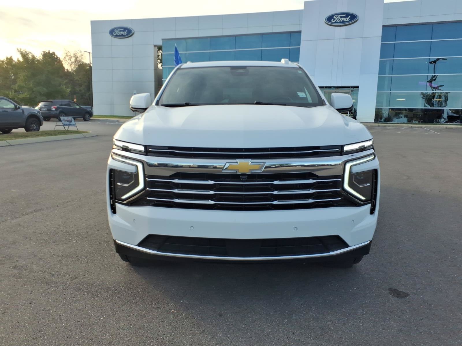 Used 2025 Chevrolet Suburban LT RWD image 8