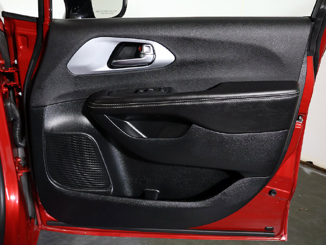 Used 2026 Chrysler Pacifica Limited FWD image 33
