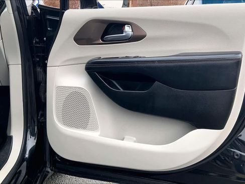 Used 2019 Chrysler Pacifica Touring-L image 22