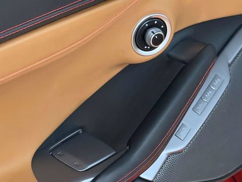 Used 2019 Ferrari Portofino RWD image 17