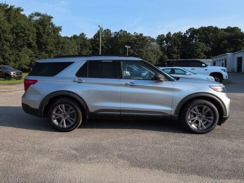 Used 2021 Ford Explorer XLT w/ Equipment Group 202A RWD image 3