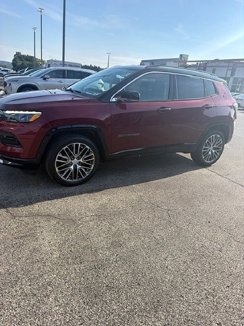 Used 2022 Jeep Compass Limited w/ Elite Group AWD/4WD image 4