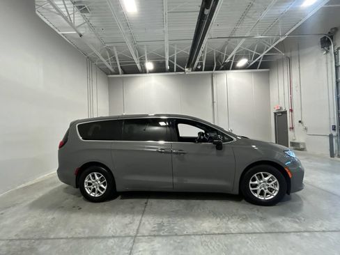 Used 2025 Chrysler Pacifica Select FWD image 5