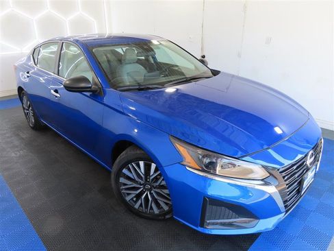 Used 2025 Nissan Altima 2.5 SV FWD image 5