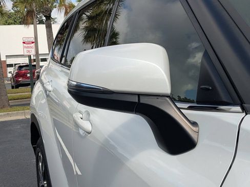 Used 2022 Toyota Highlander XLE FWD image 12
