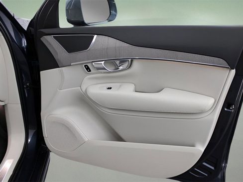 New 2025 Volvo XC90 B6 Plus w/ Protection Package Premier image 18