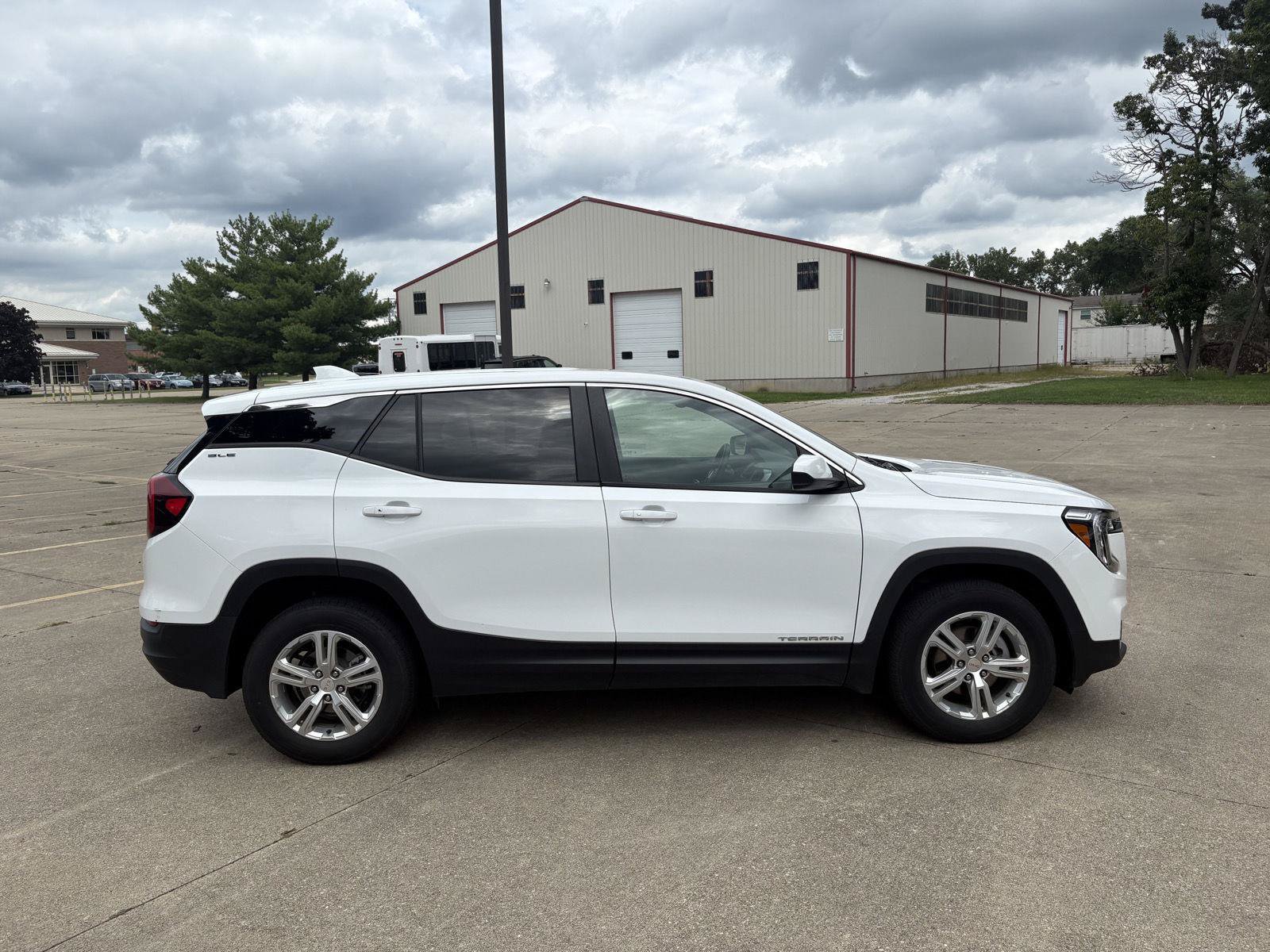 Used 2024 GMC Terrain SLE AWD/4WD image 23