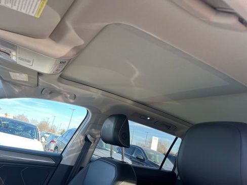 Used 2024 Volkswagen Tiguan SE image 12