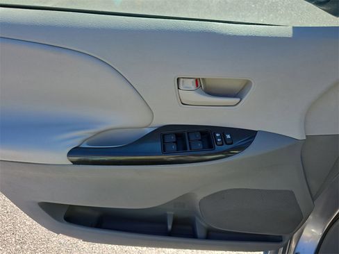 Used 2011 Toyota Sienna LE image 18