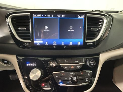 Used 2024 Chrysler Pacifica Touring-L FWD image 22