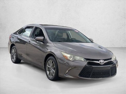 Used 2015 Toyota Camry SE image 3