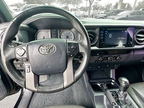 Used 2017 Toyota Tacoma TRD Off-Road image 12