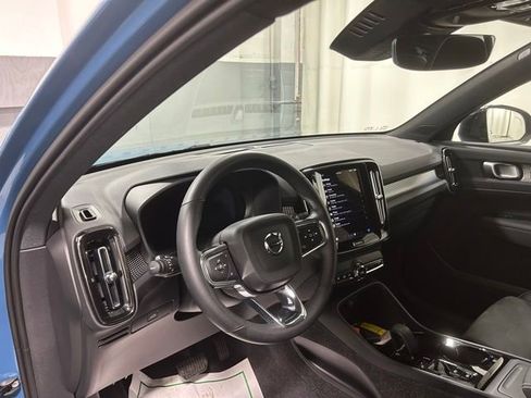 Used 2025 Volvo XC40 B5 Plus AWD/4WD image 9