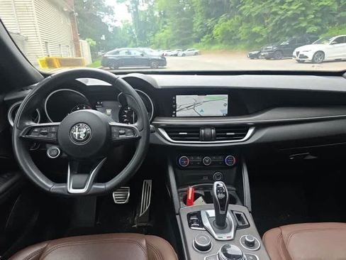 Used 2023 Alfa Romeo Stelvio Ti AWD/4WD image 5