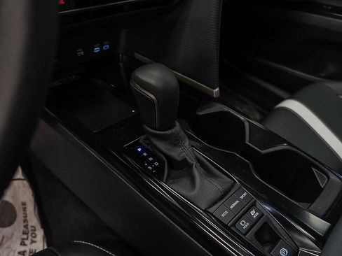 Used 2025 Toyota Camry SE w/ Convenience Package image 18