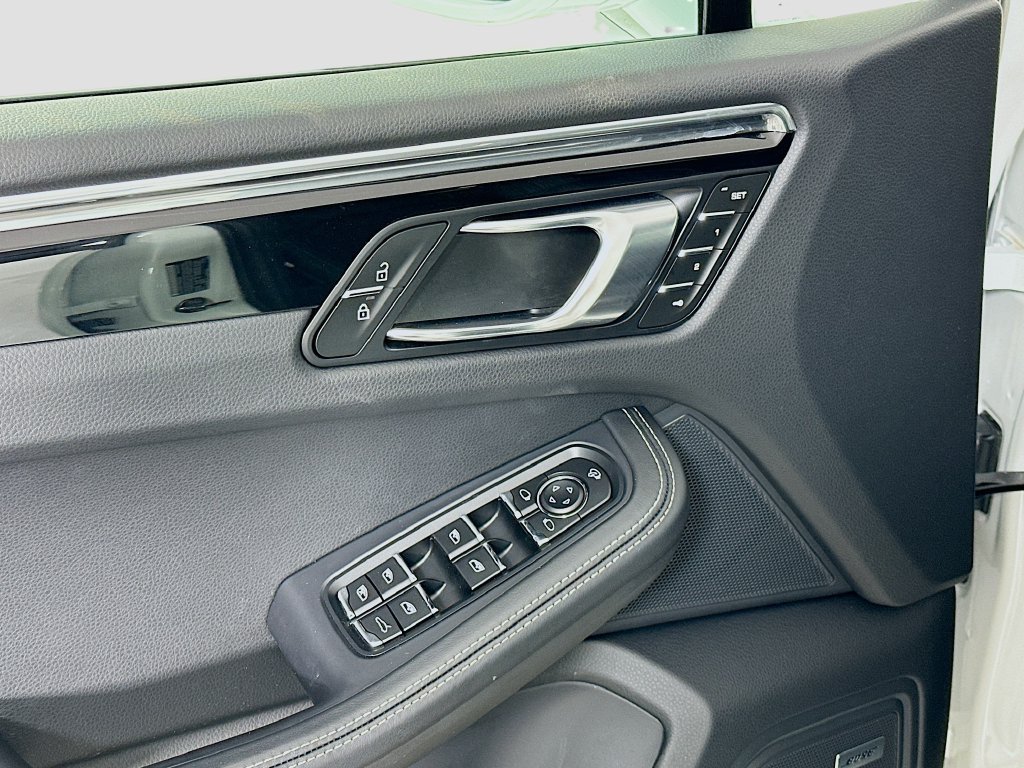 Certified 2025 Porsche Macan AWD/4WD image 20