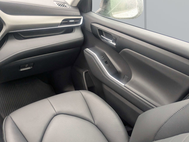Used 2024 Toyota Highlander XLE FWD image 17