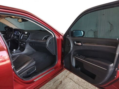 Used 2020 Chrysler 300 Limited RWD image 10