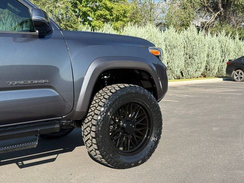 Used 2022 Toyota Tacoma TRD Sport w/ Technology Package AWD/4WD image 7