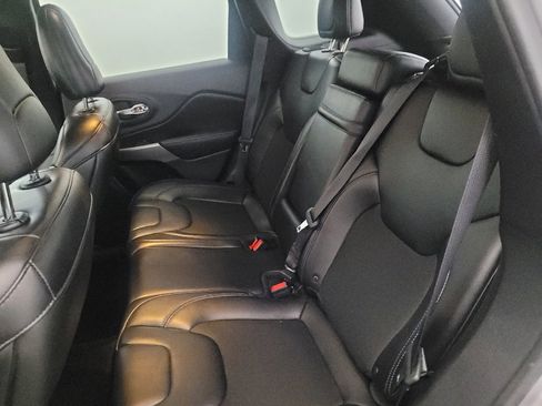 Used 2019 Jeep Cherokee Latitude Plus AWD/4WD image 18