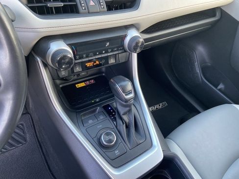 Used 2022 Toyota RAV4 XLE Premium image 40