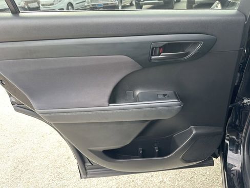 Used 2022 Toyota Highlander LE image 27