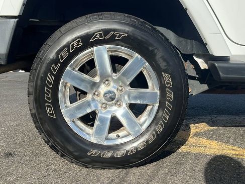 Used 2017 Jeep Wrangler Unlimited Sahara w/ Connectivity Group image 11