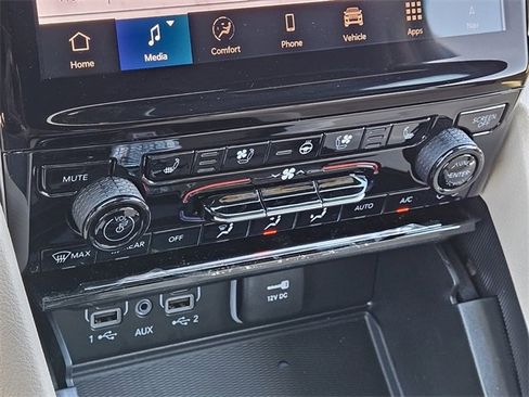 New 2025 Jeep Grand Cherokee Limited w/ Luxury Tech Group II image 24