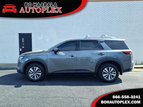 Used 2025 Nissan Pathfinder SL image 1