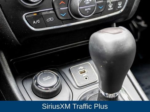 Used 2019 Jeep Cherokee Overland w/ Technology Group AWD/4WD image 41