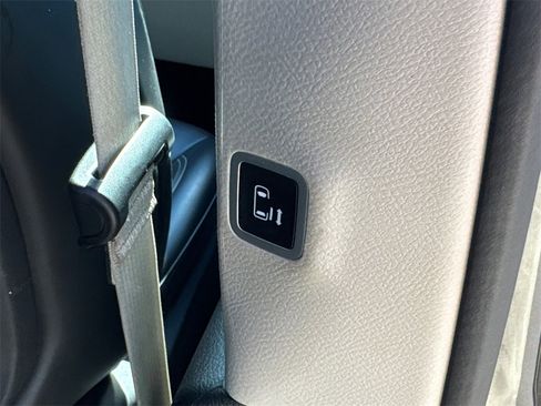 Used 2023 Chrysler Pacifica Touring-L image 7