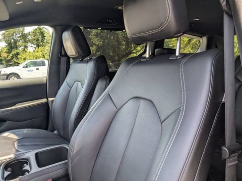Used 2025 Chrysler Pacifica Select FWD image 14