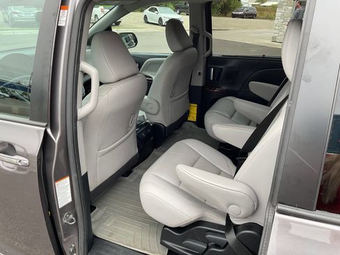 Used 2015 Toyota Sienna AWD image 31