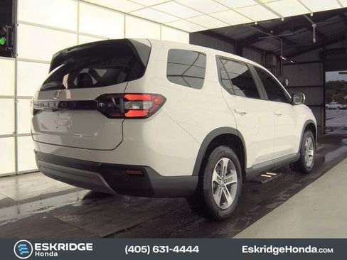Used 2025 Honda Pilot EX-L image 2