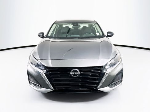 Used 2025 Nissan Altima 2.5 SV image 2