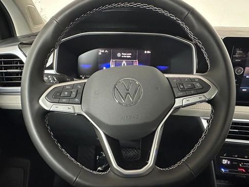 Certified 2025 Volkswagen Taos SE w/ Panoramic Sunroof Package AWD/4WD image 30