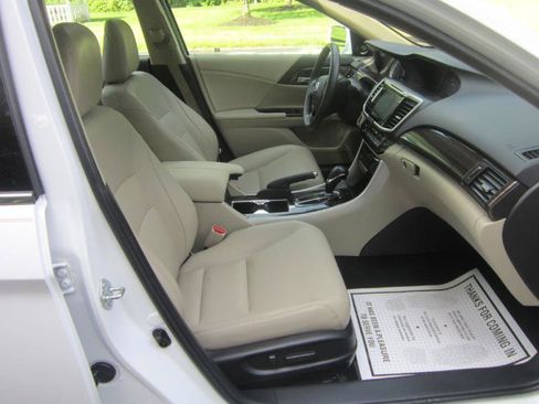 Used 2017 Honda Accord EX-L image 11