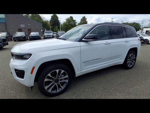 Used 2024 Jeep Grand Cherokee Overland AWD/4WD image 4