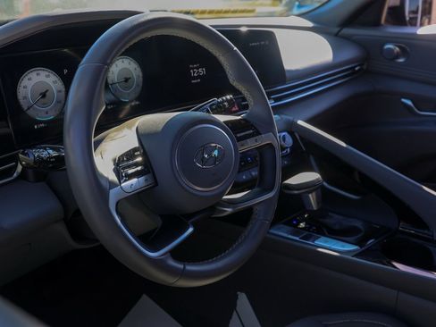 Used 2023 Hyundai Elantra SEL w/ Convenience Package image 16