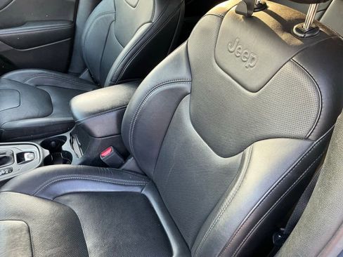 Used 2021 Jeep Cherokee Latitude Lux w/ Comfort/Convenience Group image 8