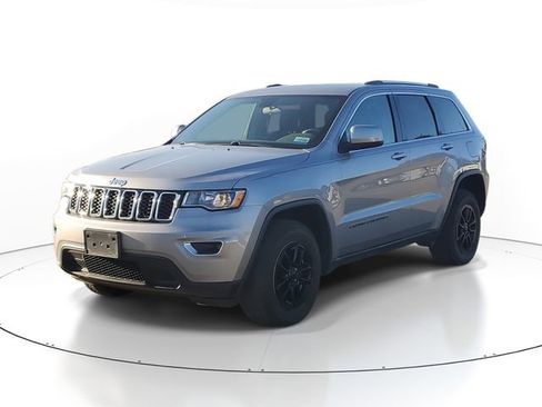 Used 2020 Jeep Grand Cherokee Laredo image 2