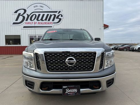 Used 2018 Nissan Titan SV image 2