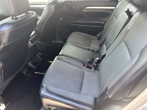 Used 2015 Toyota Highlander Plus FWD image 14