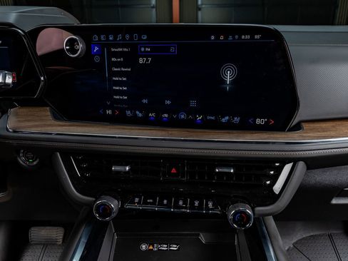 Used 2025 Chevrolet Suburban High Country image 24