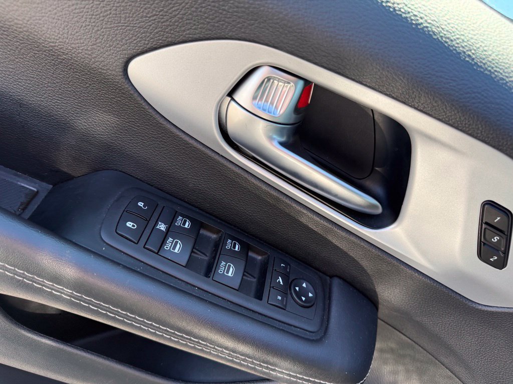Used 2025 Chrysler Pacifica Limited FWD image 6