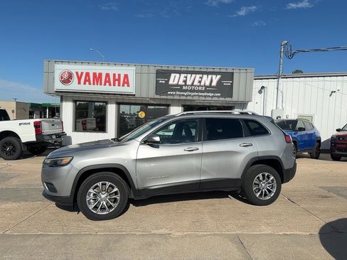Used 2021 Jeep Cherokee Latitude Plus w/ Mopar Interior Package AWD/4WD image 1
